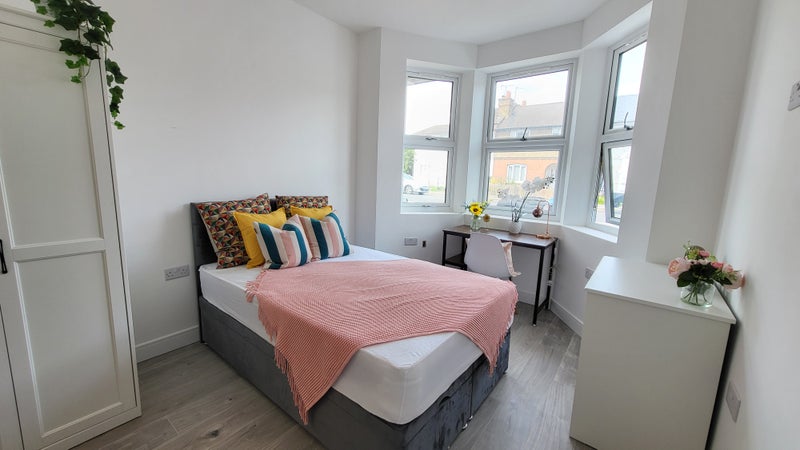 Photo 1: Room 1, en-suite room