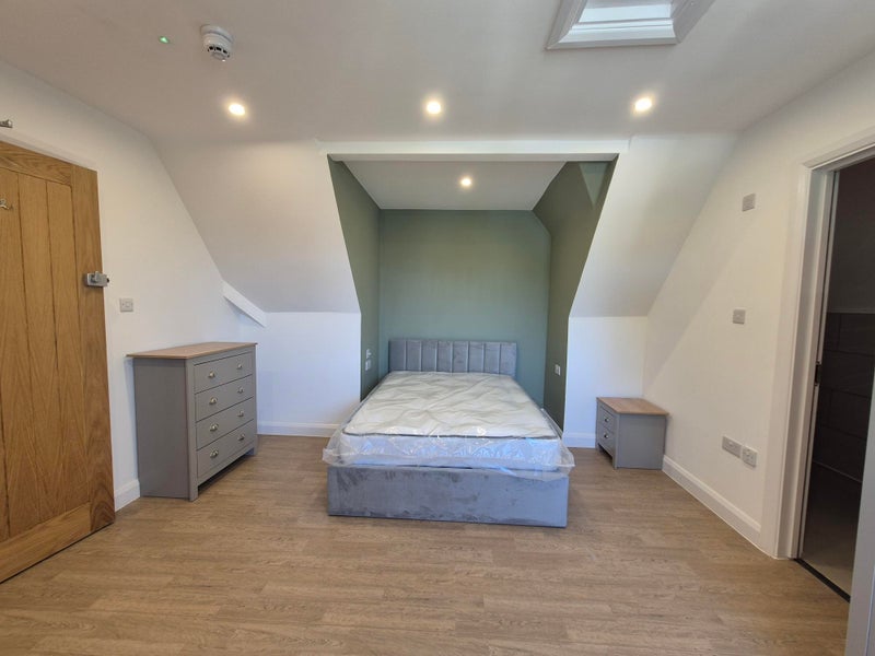 Photo 1: Room 5
