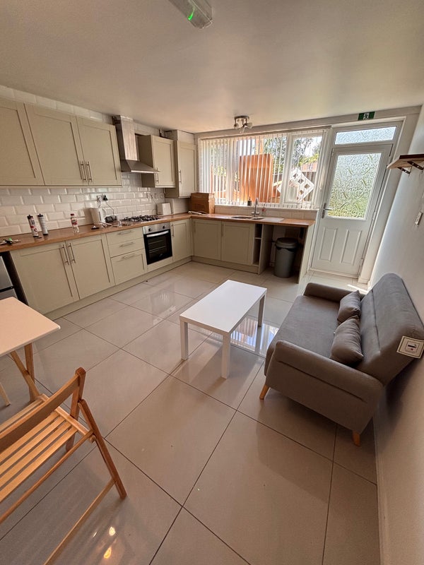 Photo 1: Kitchen/Lounge