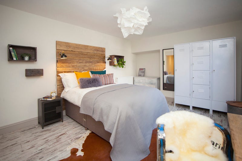 Photo 1: Room 4