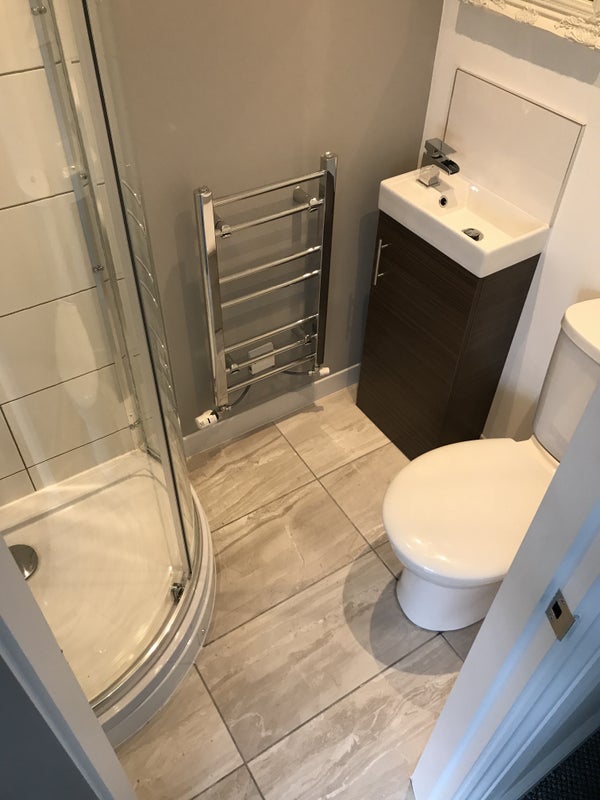 Photo 1: En Suite