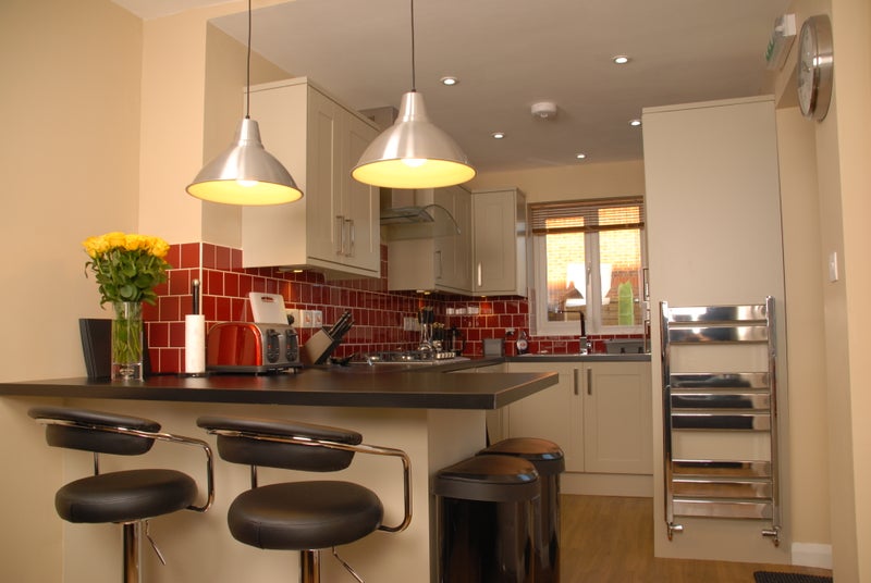 Photo 1: Fully fitted kitchen 