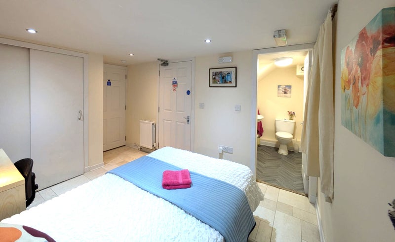 Photo 1: Double room with ensuite 