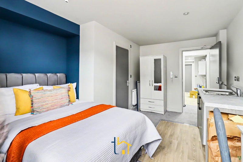 Photo 1: Bedroom 1