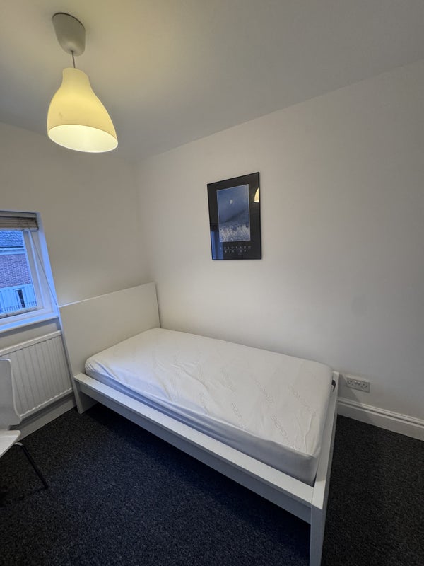 Photo 1: Single room
