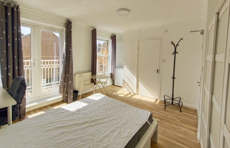 Photo 1: En-suite Room 3 (with balcony)