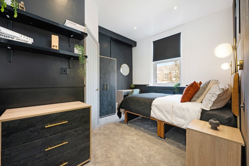 Photo 1: R5 with ensuite £695