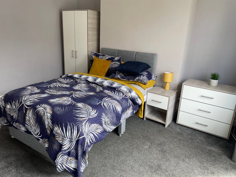 Photo 1: Room 1