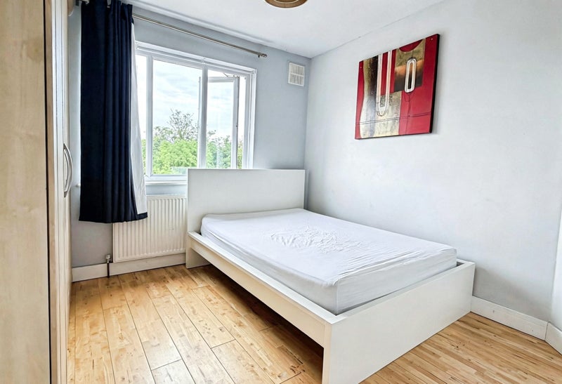 Photo 1: Double Bedroom