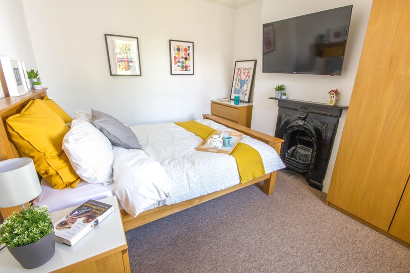Photo 1: Room 4