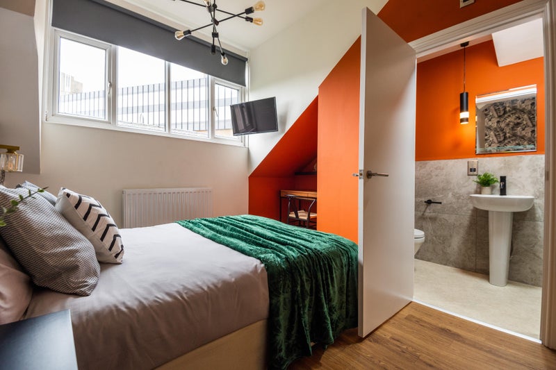 Photo 1: ROOM 5