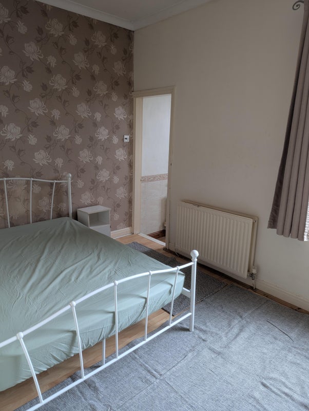Photo 1: Bedroom 2