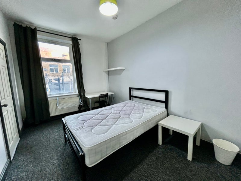 Photo 1: Room 1