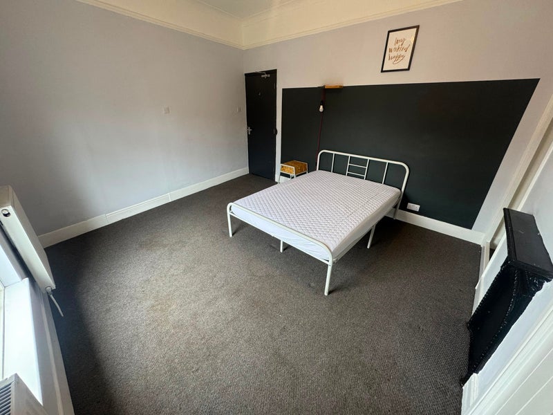 Photo 1: Room 4