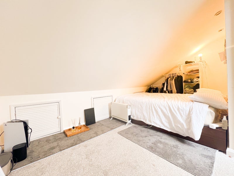 Photo 1: Spacious loft bedroom 
