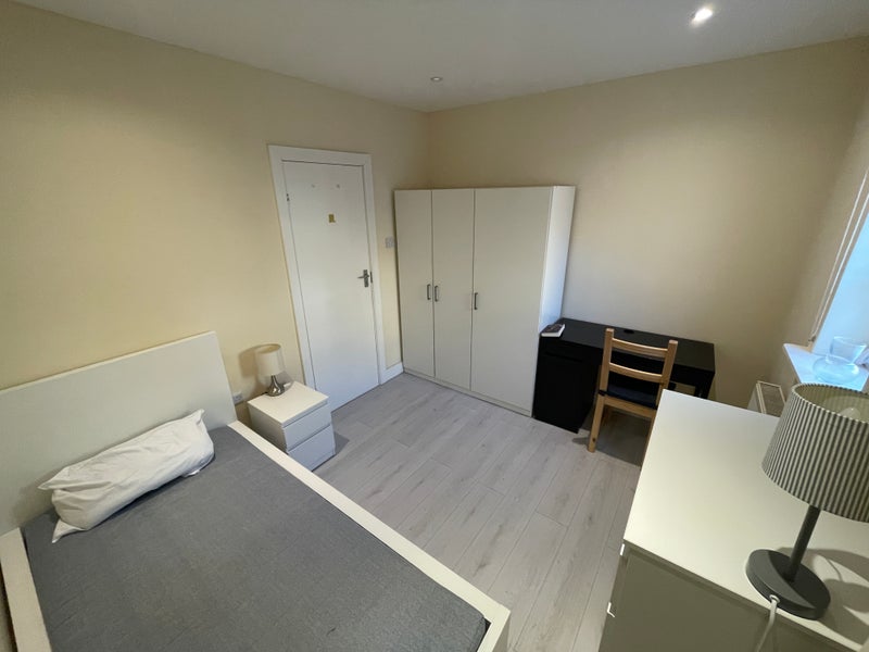 Photo 1: Single Room (Available 20th June)