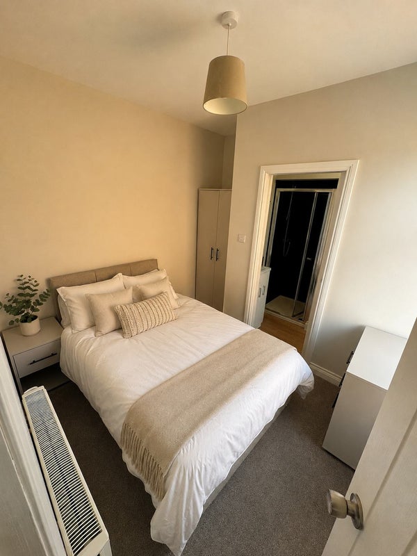 Photo 1: Bedroom 2
