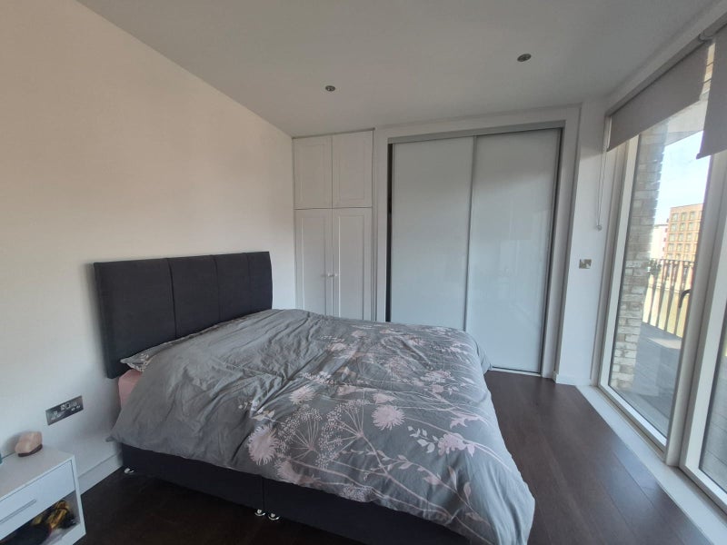 Photo 1: Lateral view of the room - Enormous closet