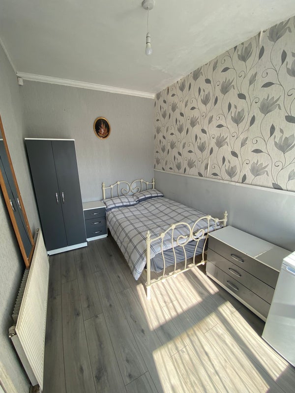 Photo 1: Room 1