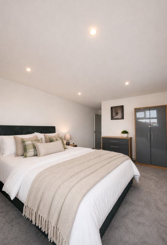 Photo 1: Bedroom