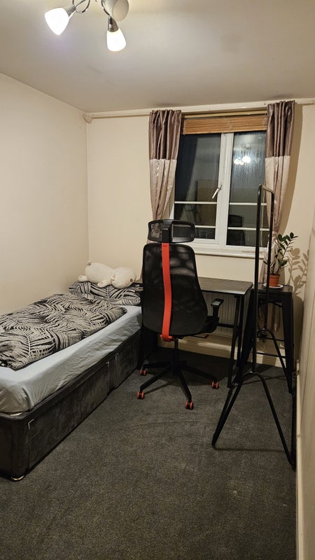 Photo 1: Furnished Single Room