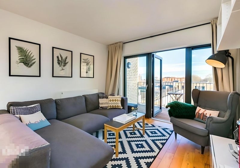 Photo 1: Living area 