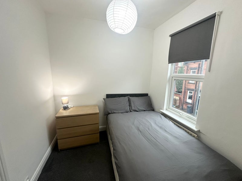 Photo 1: Room 1 with Ensuite