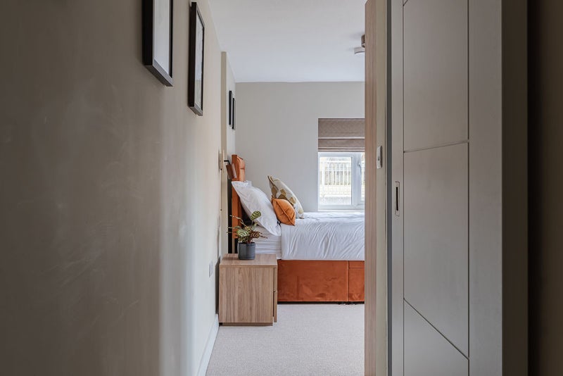 Photo 1: Room 4