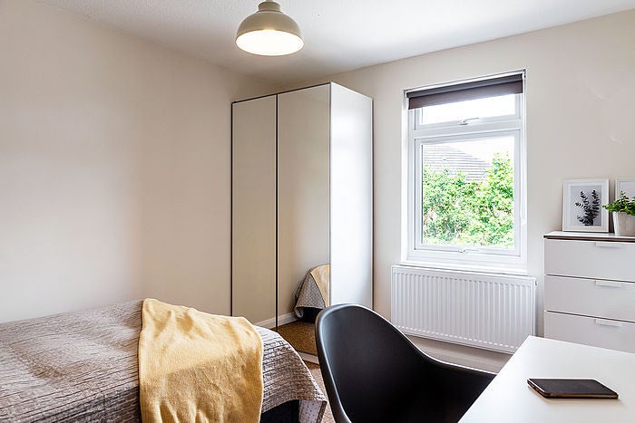Photo 1: Bedroom