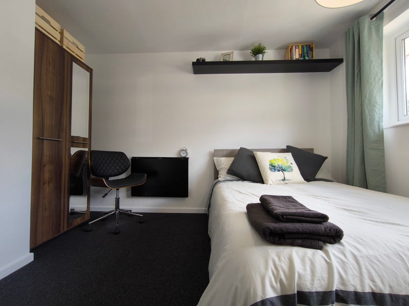 Photo 1: Room 2