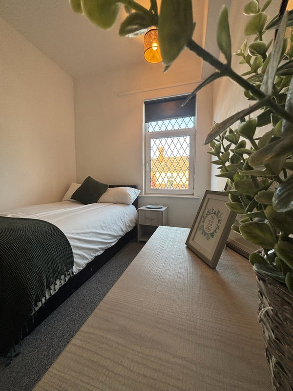 Photo 1: Double Bedroom 3