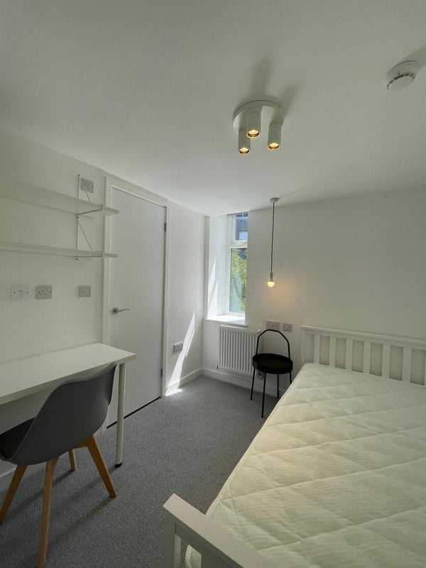 Photo 1: Bedroom