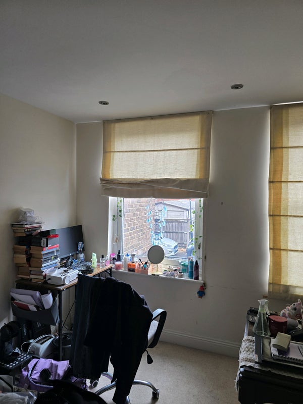 Photo 1: Studio