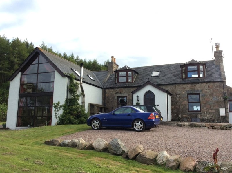 Photo 1: Exterior