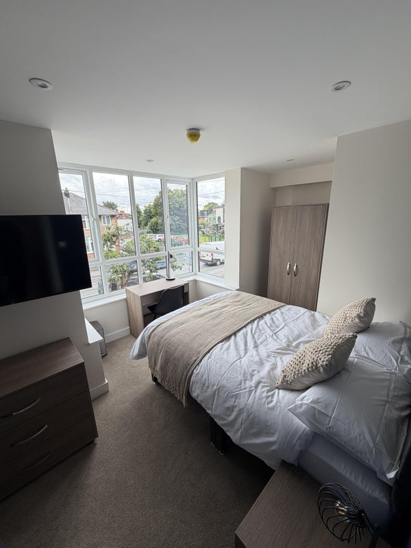 Photo 1: Bedroom 3