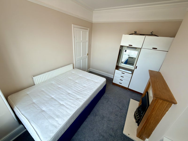 Photo 1: Room