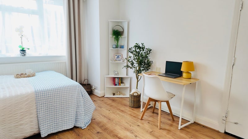 Photo 1: Bright and spacious double room with desk area
