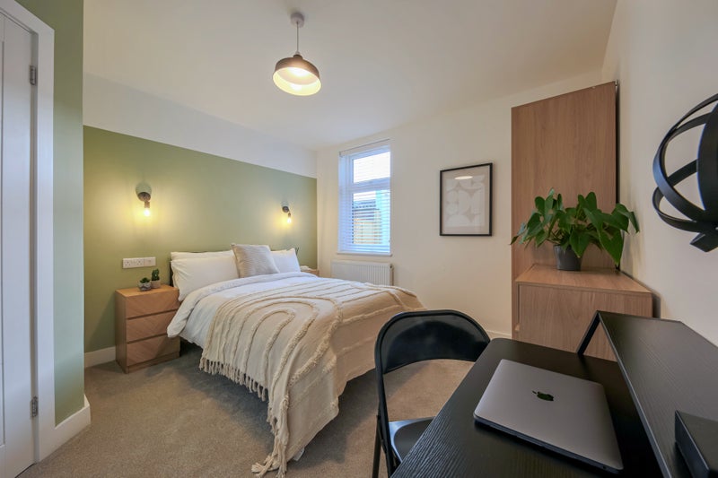 Photo 1: Room 2 available 16th Aug £625