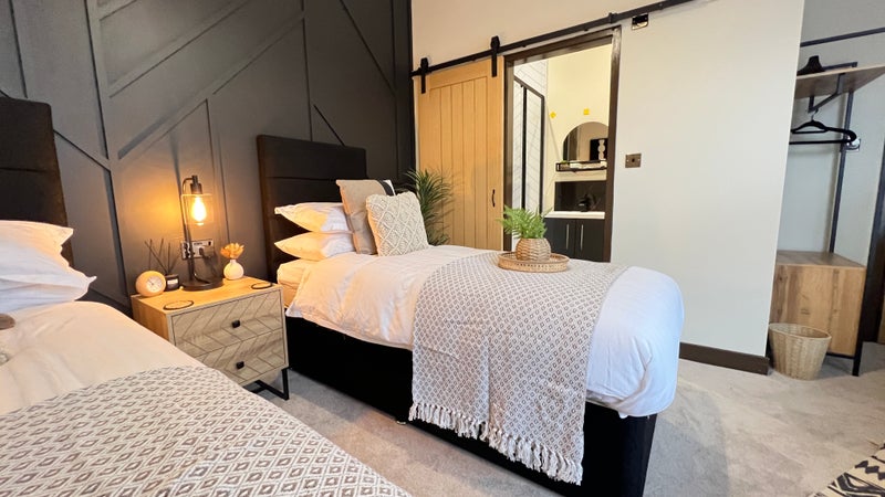 Photo 1: Room 1 - only one double bed