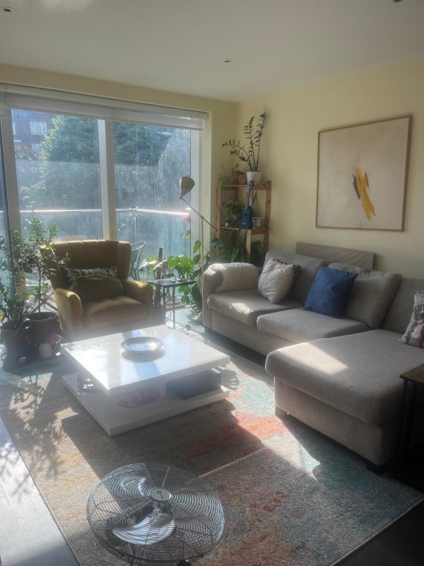 Photo 1: Living room 