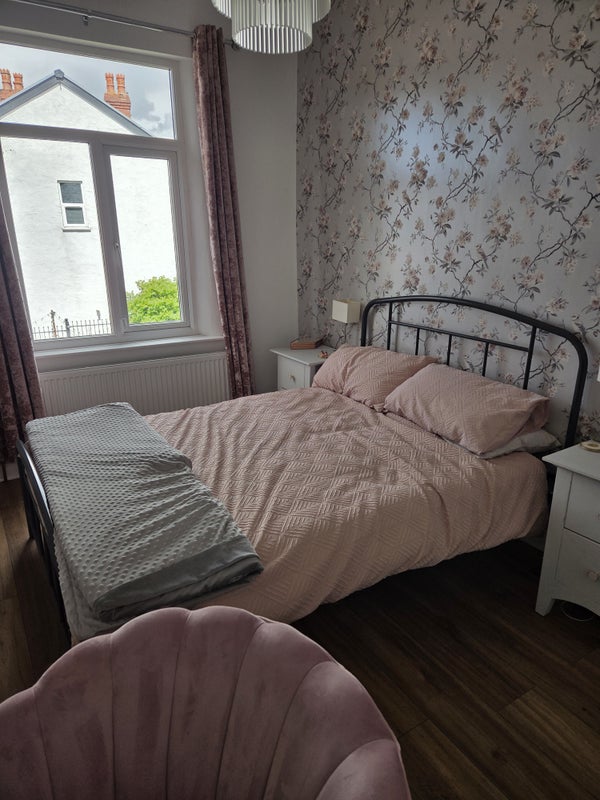 Photo 1: Double bedroom