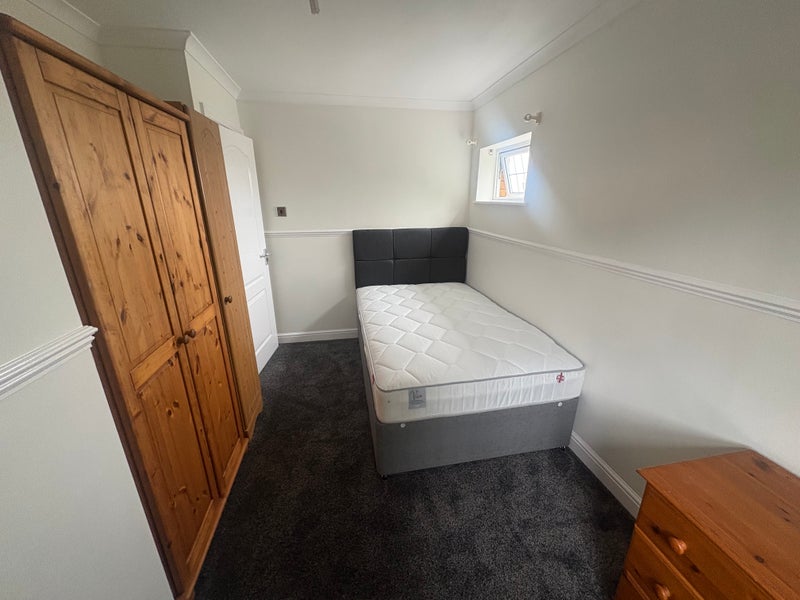 Photo 1: Bedroom (single)
