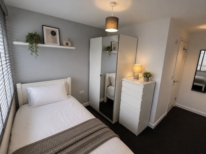 Photo 1: Room 5 Single Ensuite
