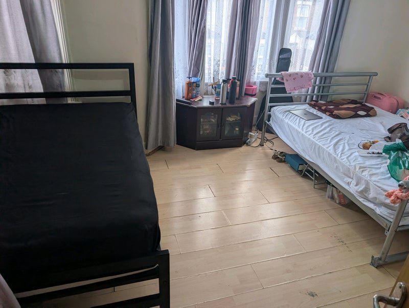Photo 1: DOUBLE ROOM (1 BED SPACE AVAILABLE)