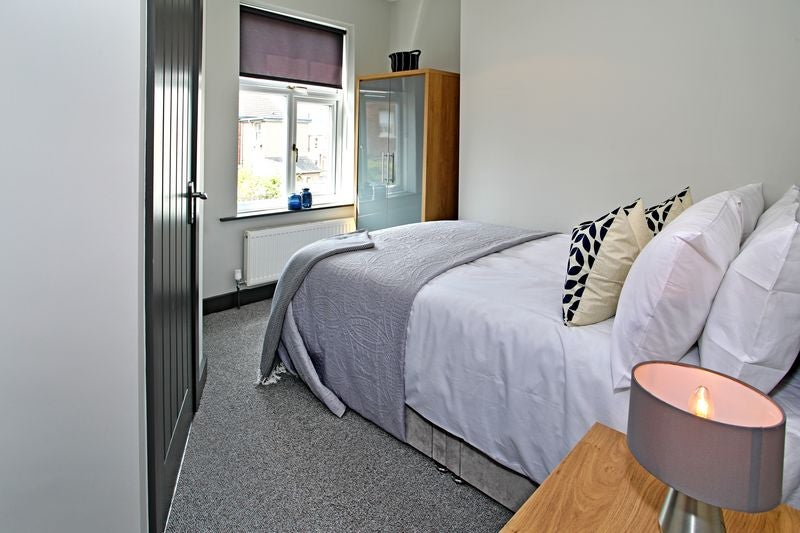 Photo 1: Room 1 ensuite