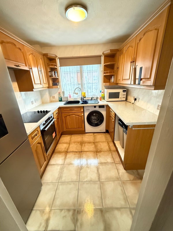 Photo 1: Shared kitchen – clean, modern & fully equipped.