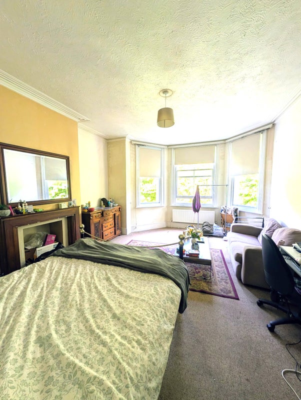 Photo 1: Available July 1st @£625pcm Bay window room overlooking a park.