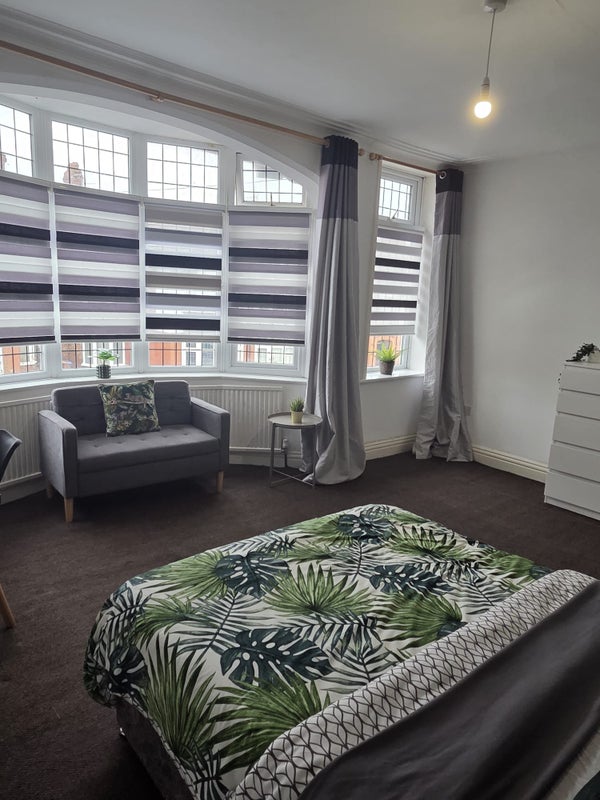 Photo 1: Room 4