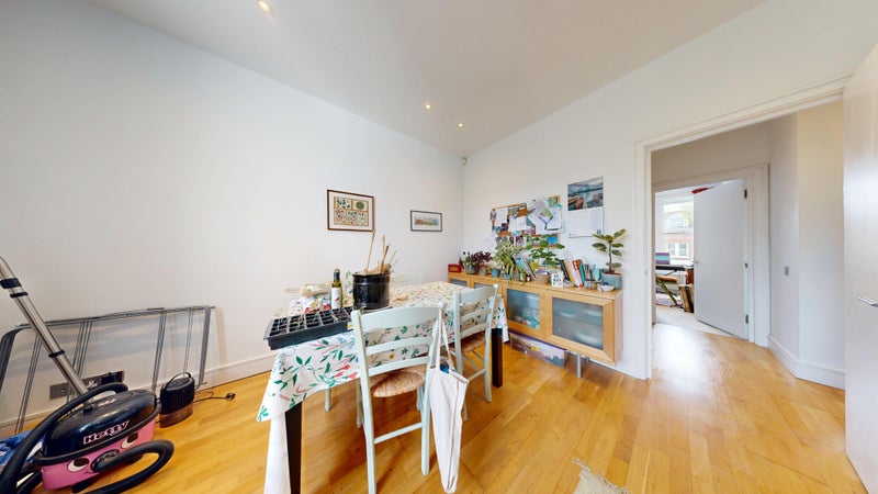 Photo 1: Kitchen/diner
