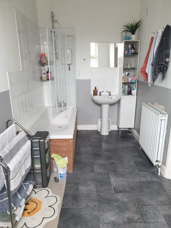 Photo 1: Main bathroom